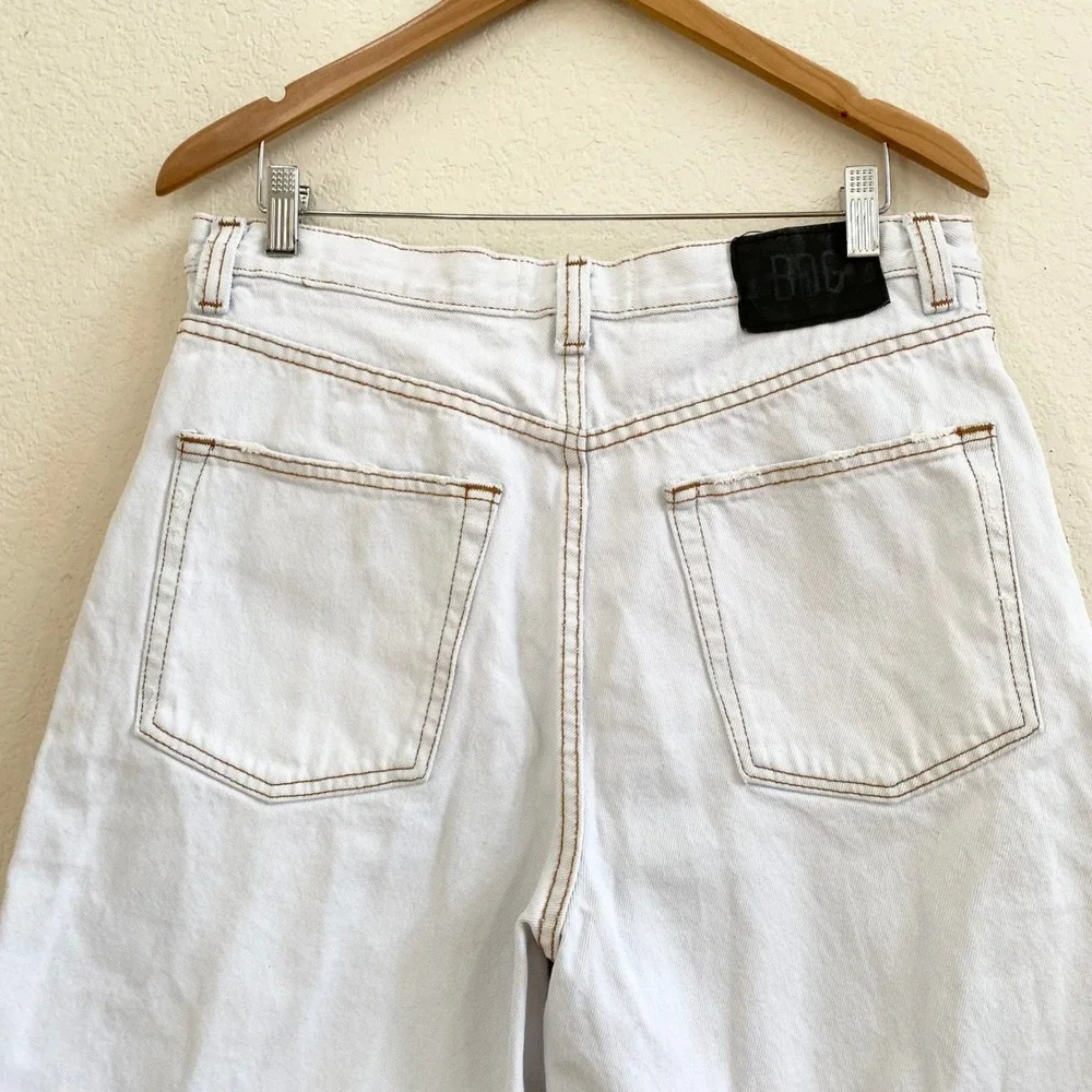 BDG Urban Outfitters Womens White Distressed Baggy Denim Jorts Shorts Size 32